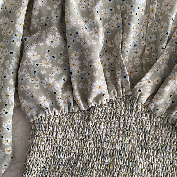 Floral Top ✨FREE add on item✨ - Picture 2 of 4